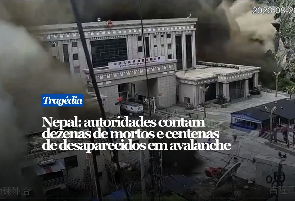 Desprendimento de parte de uma geleira teria lançado gelo, rochas e sedimentos sobre um rio na região de Rasuwa; um terremoto ocorrido minutos antes também é investigado. Uma enchente repentina devastou o norte do Nepal nesta quarta-feira, 26.ago.2026, após uma avalanche de gelo e rochas atingir a bacia do rio Lhende, perto da fronteira com o Tibete. O balanço oficial mais recente aponta 100 mortos e centenas de desaparecidos.