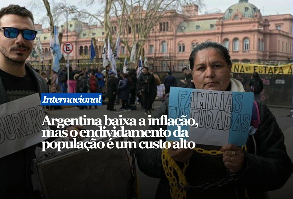Segundo levantamento publicado pelo Financial Times, cerca de 5,8 milhões de argentinos estão atrasados com algum tipo de crédito, quase um terço dos tomadores. Juros elevados, renda pressionada e maior acesso a empréstimos ampliaram o peso das parcelas no orçamento doméstico. O governo de Javier Milei conseguiu reduzir a inflação anual, que chegou a 289% no início de 2024, para patamares muito menores. Em julho de 2026, a inflação mensal ficou em 2,1%. A pobreza também recuou para 30% no primeiro trimestre, segundo dados citados pelo Banco Central argentino.