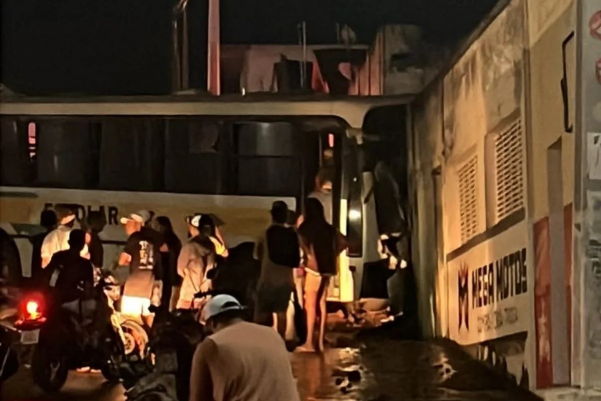Acidente com ônibus escolar em Aroeiras resulta em morte de motorista e feridos