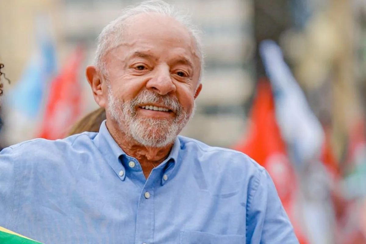 Aprovação do governo Lula permanece em 46%, enquanto 49% desaprovam
