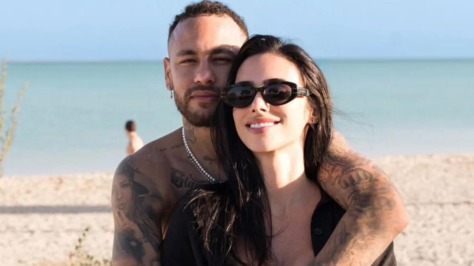 Bruna Biancardi e Neymar comparecem juntos a jogo da NFL no Maracanã com gestação em evidência