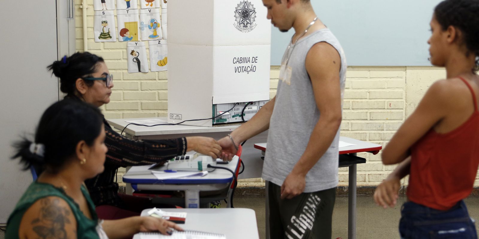 Caminhos da Reportagem aborda a relevância do voto entre jovens e idosos