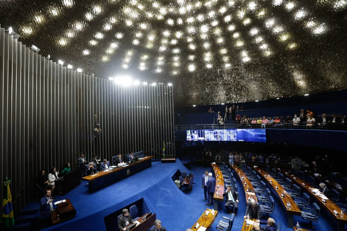 Congresso retoma discussões sobre limitações ao STF em meio a crise institucional