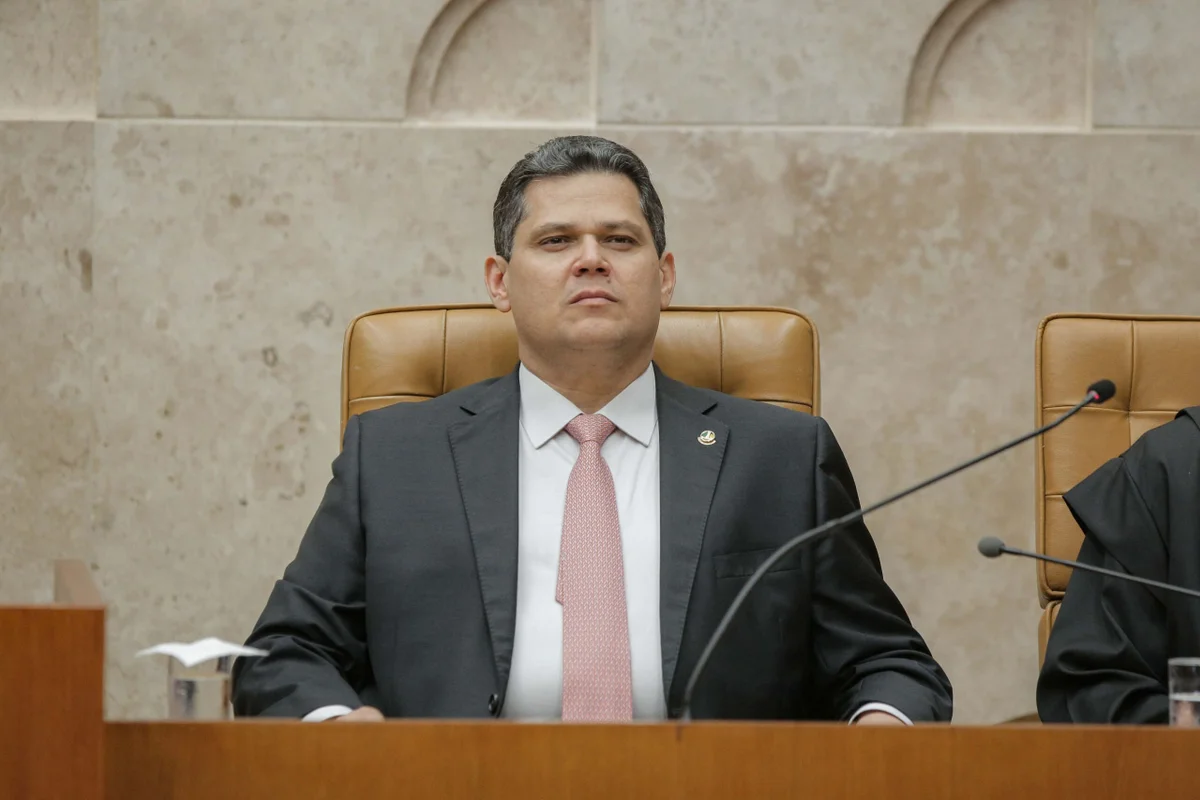 Davi Alcolumbre enfrenta pressões de governo e oposição no Senado