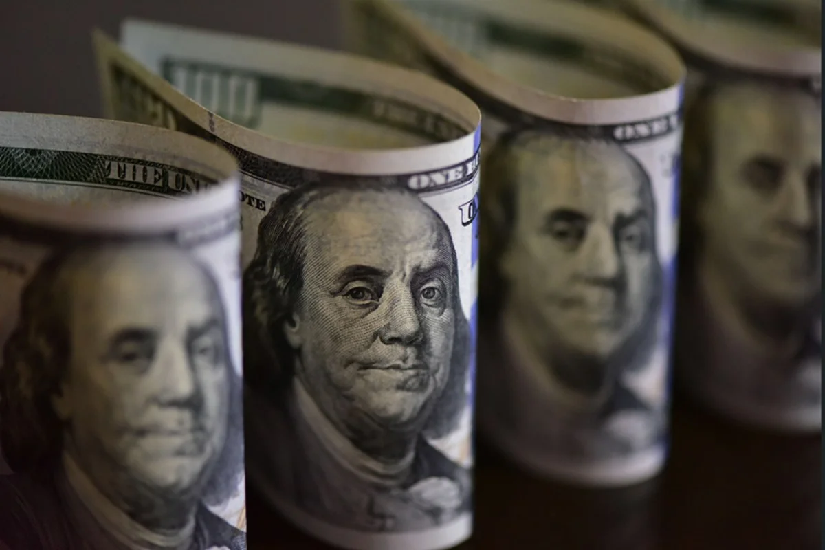 Dólar registra alta com tensões entre EUA e Irã e aumento nos preços do petróleo