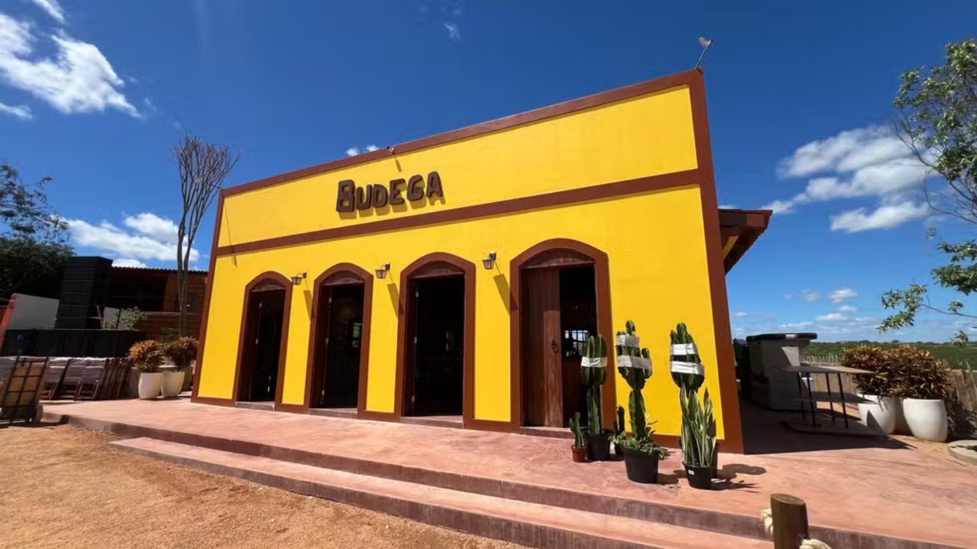 Dorgival Dantas transforma fazenda em mini cidade cenográfica no RN