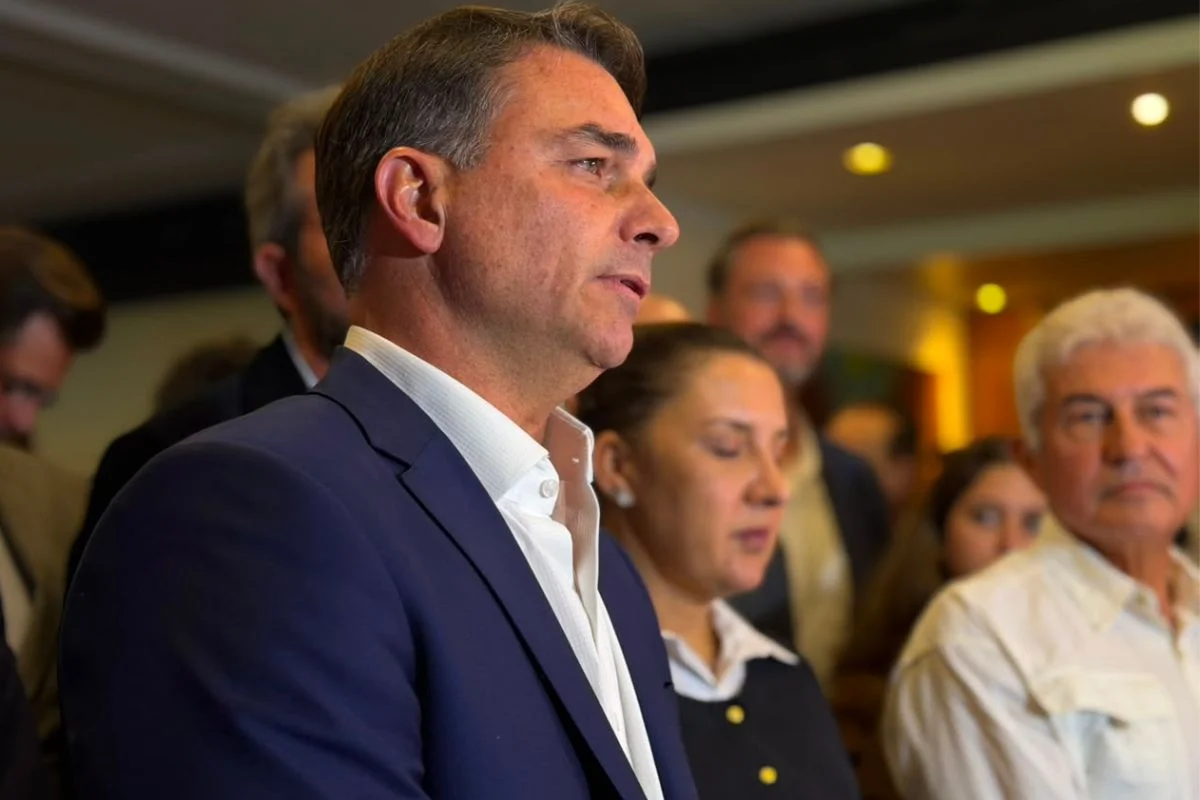 Flávio Bolsonaro celebra fim de sigilo do Banco Master e solicita transparência sobre fraude do INSS