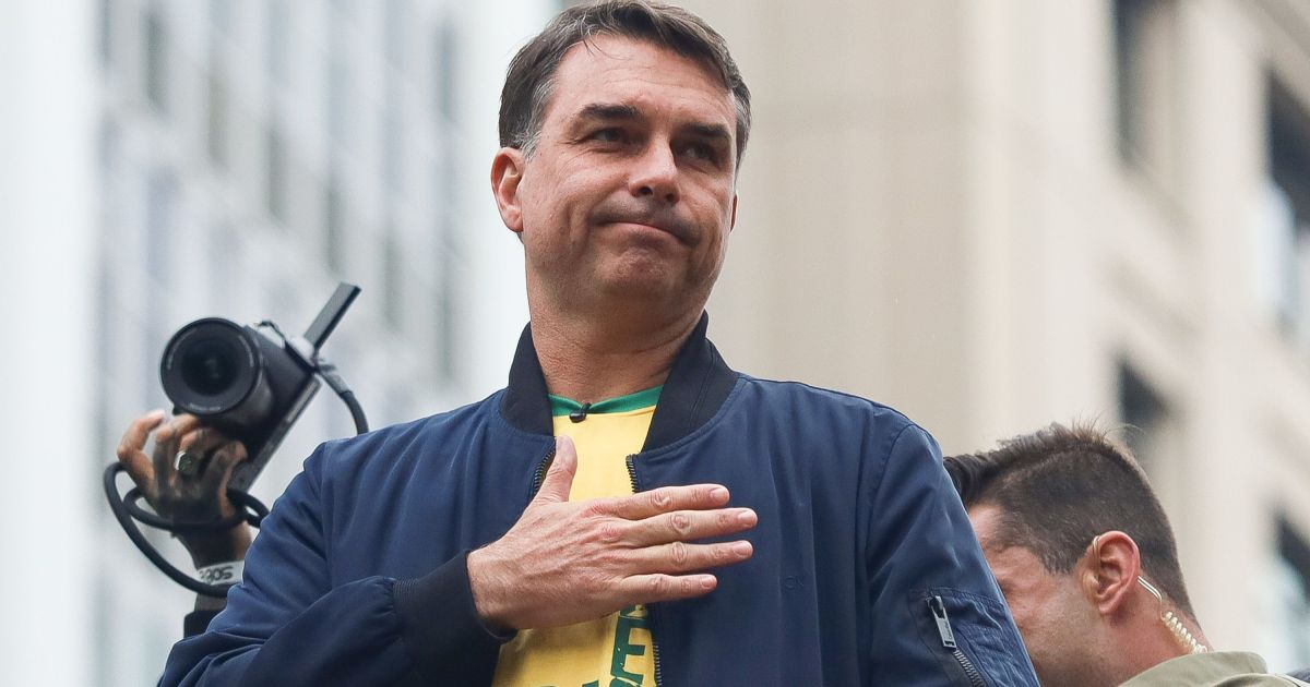 Flávio Bolsonaro critica Lula e defende que pobres buscam oportunidades, não esmolas