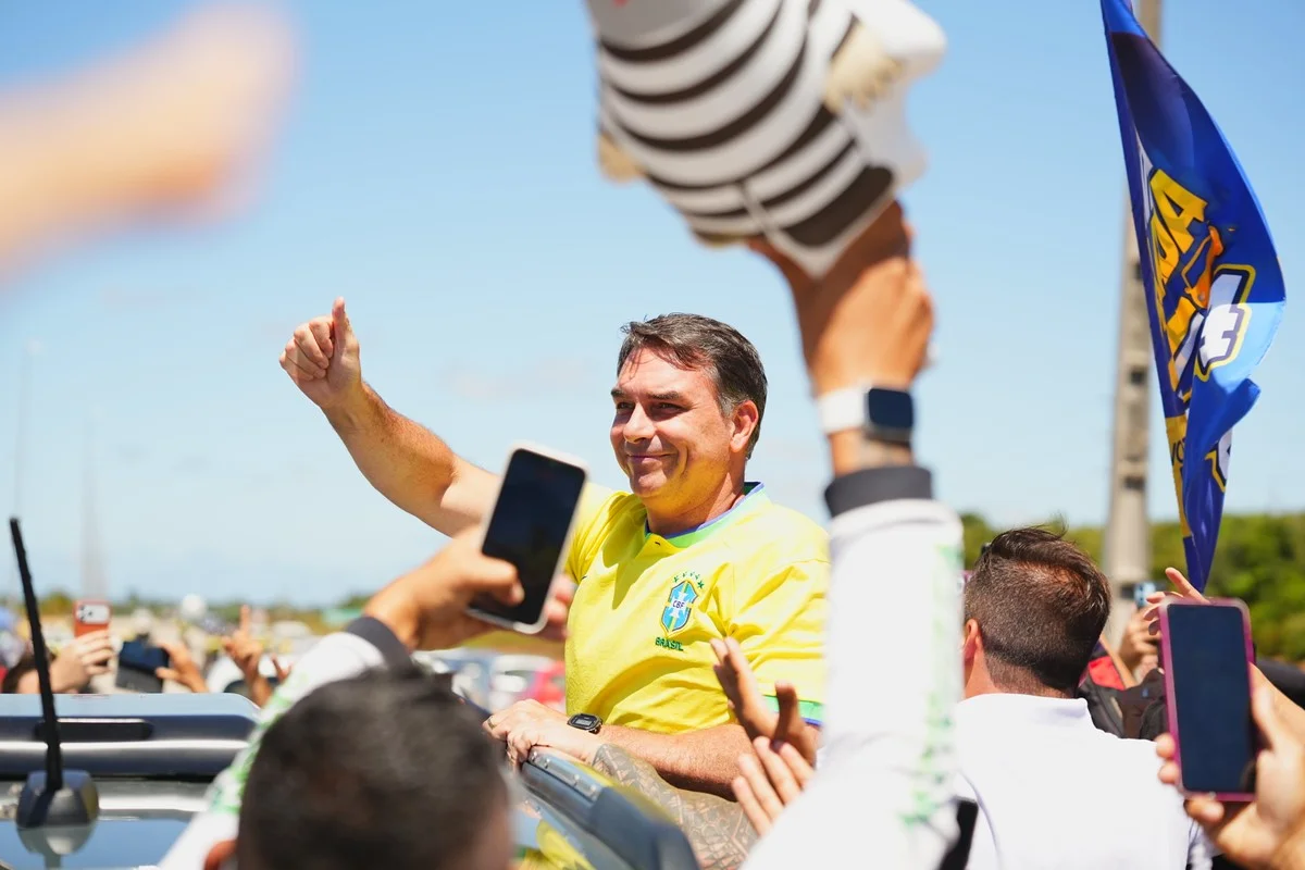 Flávio Bolsonaro intensifica críticas a Moraes e liga Lula a escândalos do STF