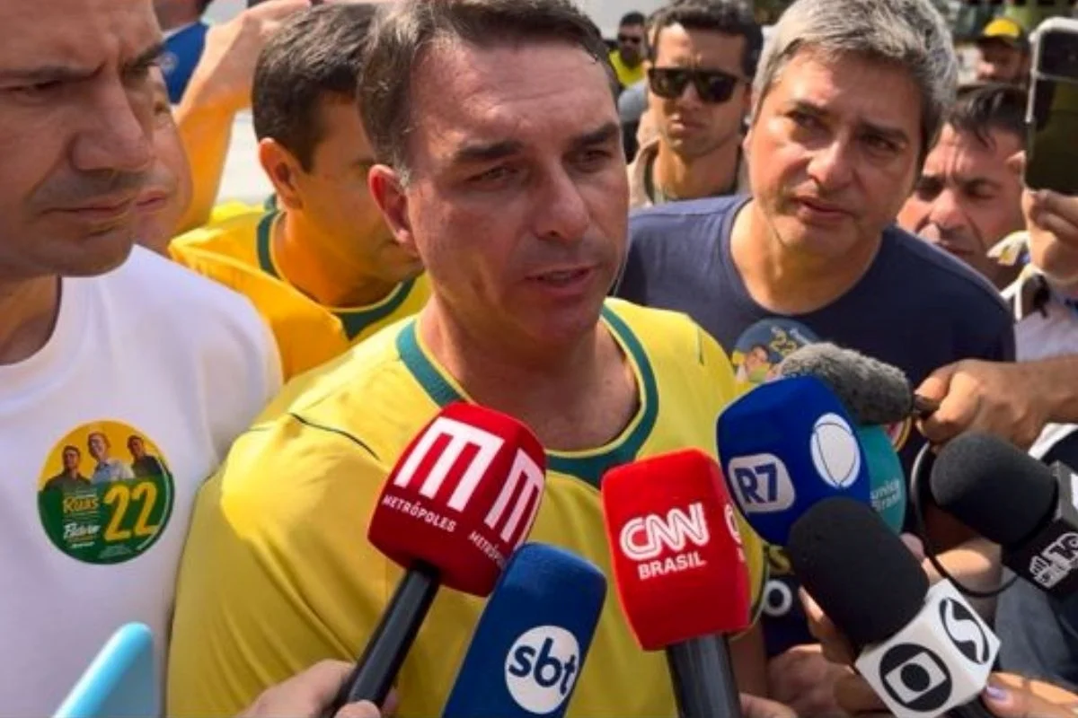 Flávio Bolsonaro lidera rejeição entre candidatos à Presidência, seguido por Lula, revela pesquisa