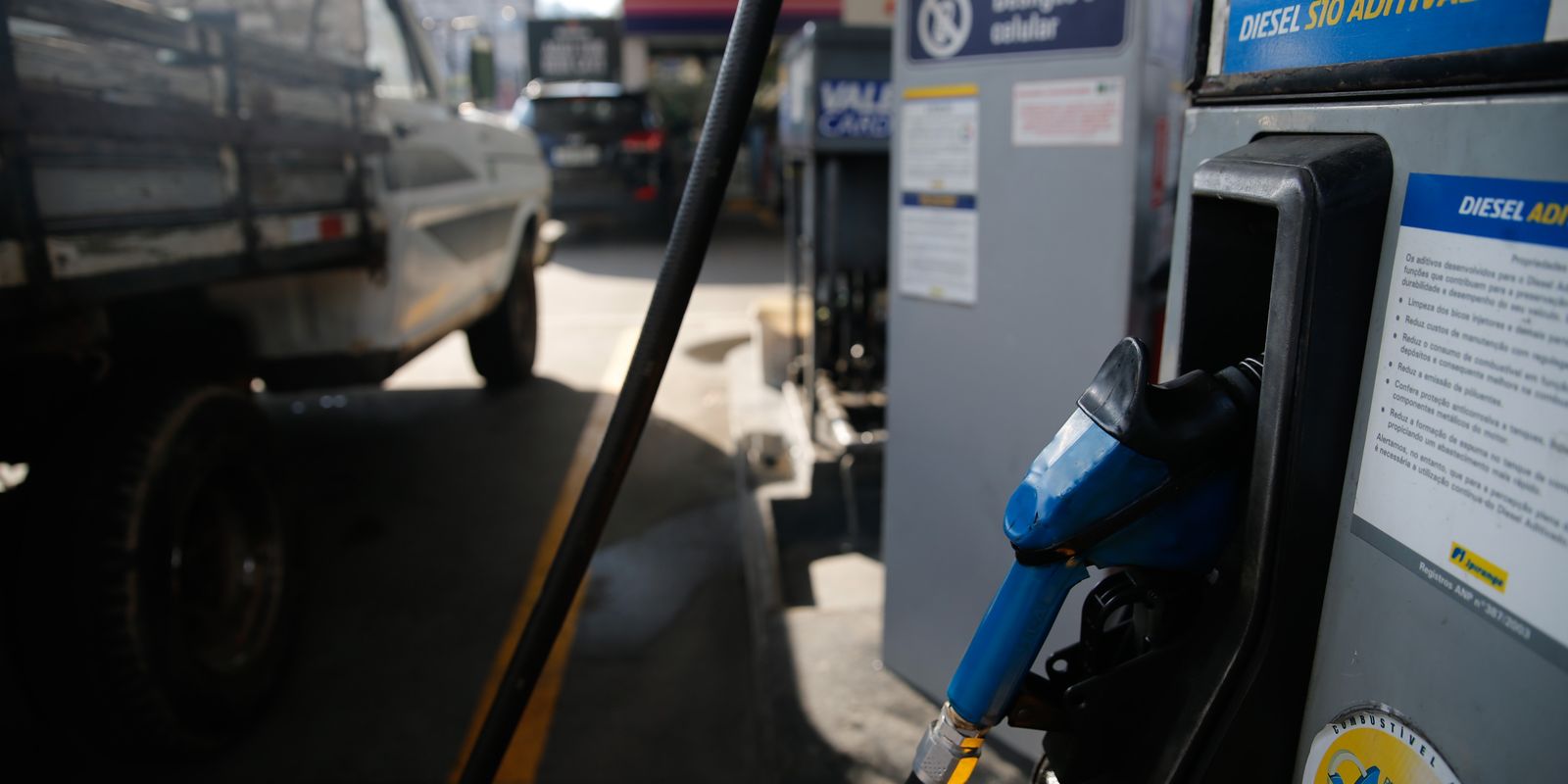 Governo amplia subsídios para gasolina e diesel em resposta à alta do petróleo