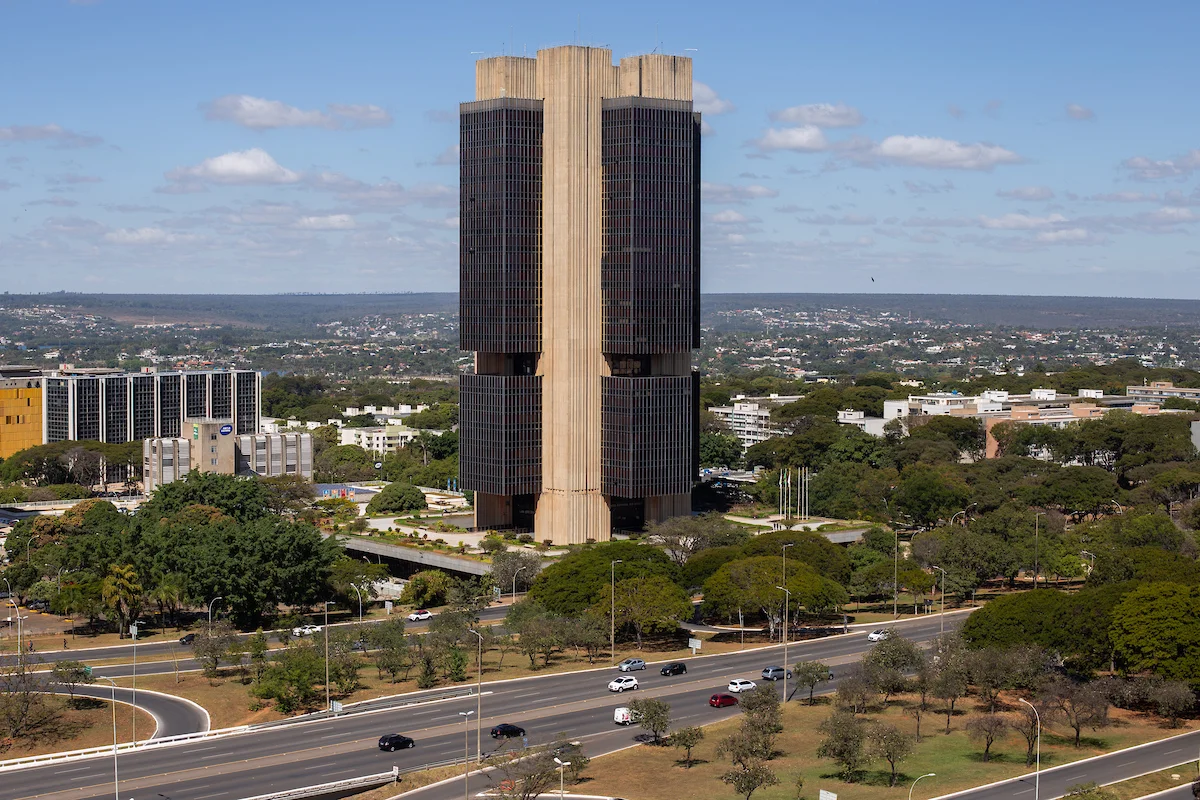 Mercado financeiro revisa projeções de crescimento do PIB e inflação até 2028