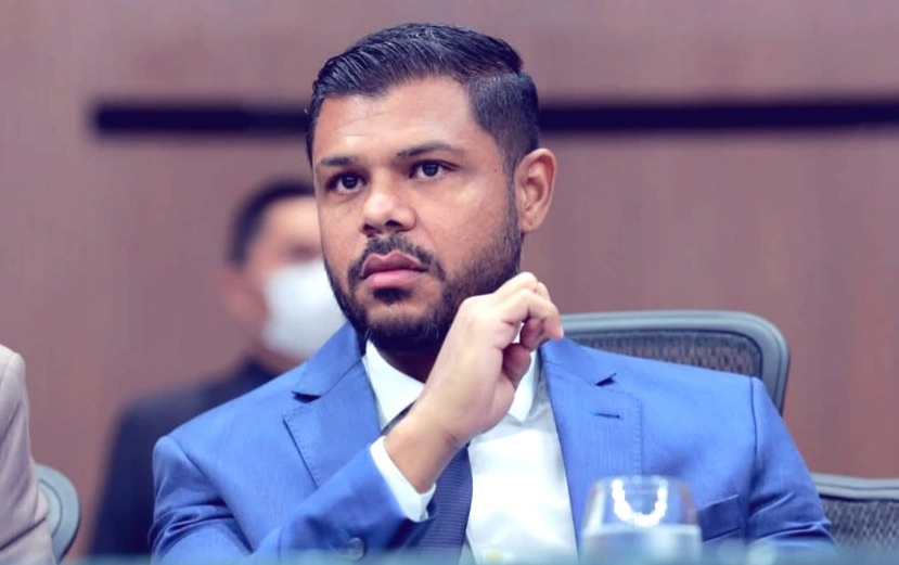 O presidente da Câmara Municipal de Goiânia, Romário Policarpo (Cidadania), lidera a corrida para a Assembleia Legislativa de Goiás (Alego), segundo levantamento espontâneo do instituto Directa. De acordo com a pesquisa divulgada nesta segunda-feira (14), o parlamentar é o mais lembrado pelo eleitorado para uma cadeira na Alego, com 2,7% das intenções de voto. O segundo lugar é ocupado pelo também vereador da capital Sargento Novandir (Democratas), com 2,2%. Ele é seguido pelo ex-prefeito de Rio Verde, Paulo do Vale (PSD), que obteve 2,1%. O deputado estadual Issy Quinan (MDB) e o Dr. José Machado (PSDB) completam a lista dos cinco primeiros colocados, empatados com 1,9% das citações cada.