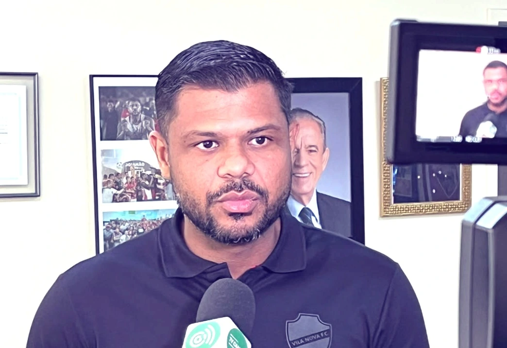 O Vila Nova chegou aos 51 pontos após vencer o América-MG por 1 a 0 e assumiu a liderança da Série B. Vice-presidente do clube, Romário Policarpo atribui o desempenho à combinação entre apoio da torcida, organização administrativa e recuperação financeira do Tigre. “A torcida do Vila tem carregado a gente de uma forma que ninguém pode explicar”, afirmou Policarpo. Para ele, a campanha também recuperou a confiança do vilanovense em um clube que passou os últimos anos reorganizando dívidas e aumentando a capacidade de investimento no futebol.