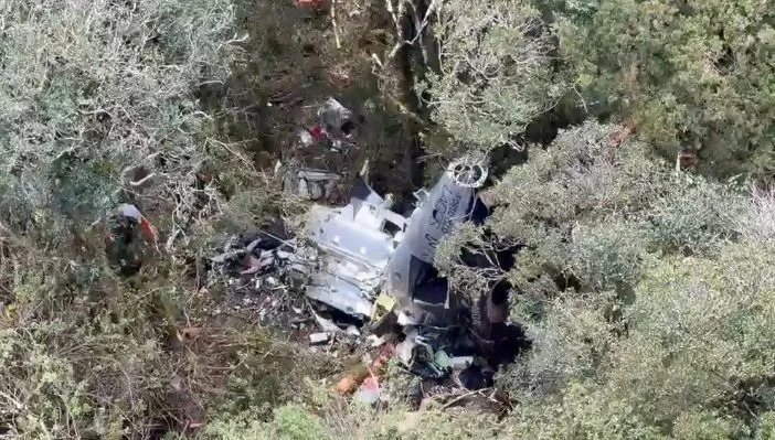O Corpo de Bombeiros Militar de Santa Catarina confirmou nesta terça-feira (22) a morte do cantor Rick, da dupla Rick & Renner, após localizar os destroços do helicóptero que estava desaparecido desde a tarde de segunda-feira (21). Cinco pessoas foram encontradas sem vida no local. Até a última confirmação oficial consultada pelo @dia1brasil, a corporação havia identificado publicamente apenas Rick entre as vítimas.