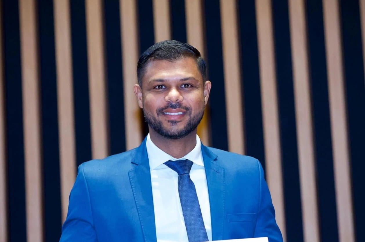 As áreas de assistência social e saúde foram as prioridades dos recursos indicados pelo presidente da Câmara de Goiânia, Romário Policarpo (Cidadania), ao Orçamento Impositivo do Município nos últimos três anos. Um levantamento sobre a destinação das emendas parlamentares do vereador revela que, juntas, as duas áreas concentraram 60,79% de todo o montante destinado no período. A maior fatia foi alocada para o setor social, que respondeu por 31,38% das emendas. A liderança reflete a prioridade da atuação política de Policarpo, que disputa uma cadeira de deputado estadual nestas eleições. O parlamentar tem como bandeira, entre outras iniciativas, a criação de oportunidades e a inclusão de crianças e adolescentes de menor renda.