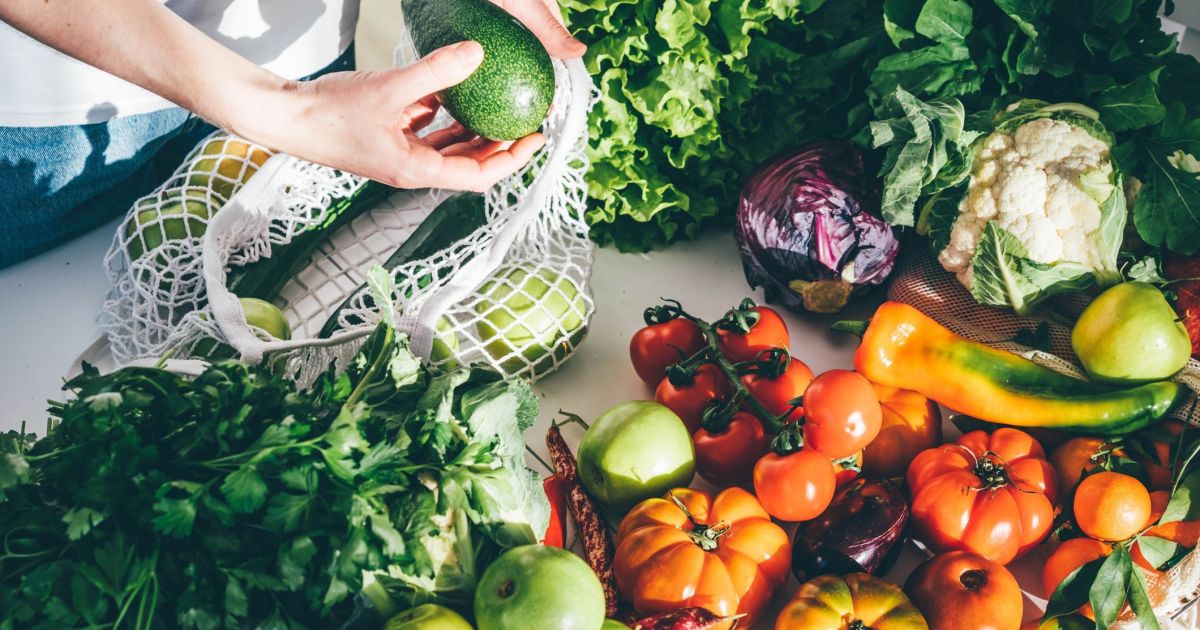 Alta nos preços de alimentos atinge 1% em outubro, com legumes acumulando 33% no varejo