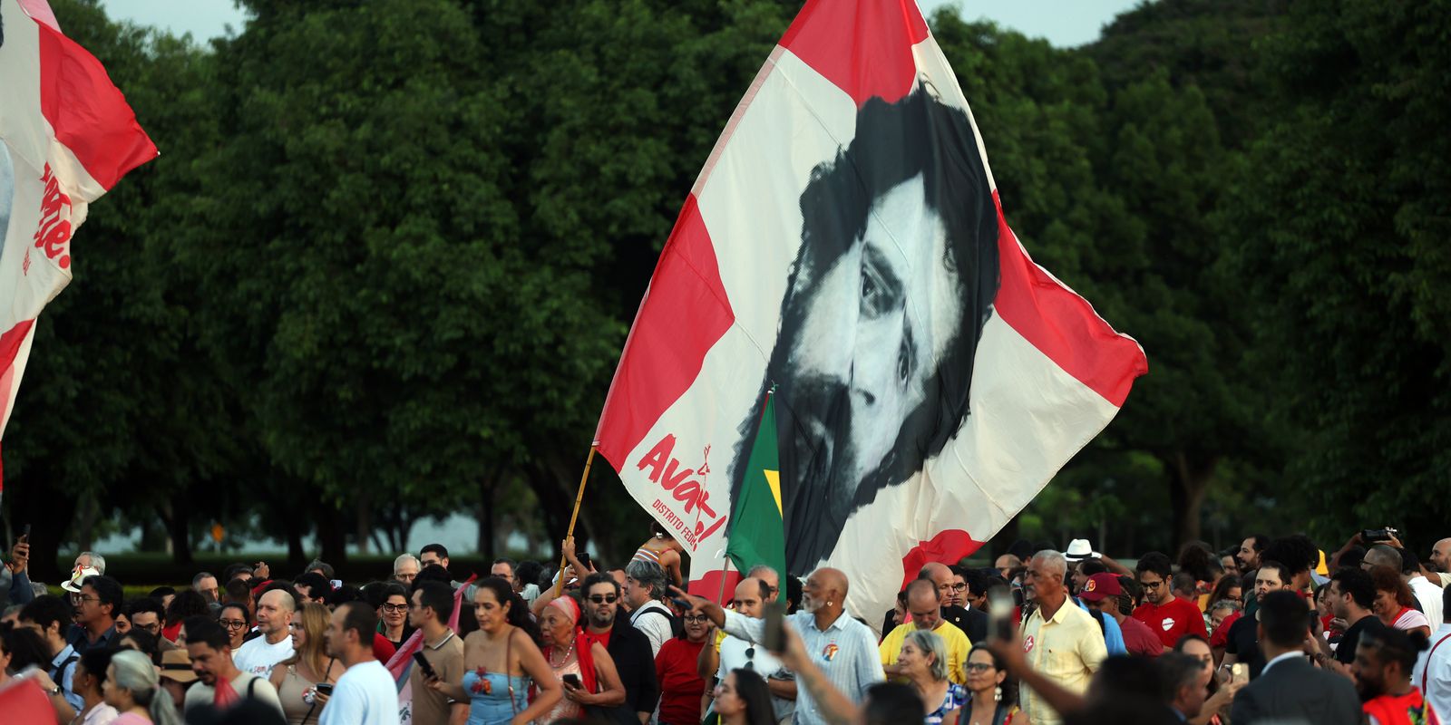 Aniversário de Lula é celebrado por eleitores emocionados