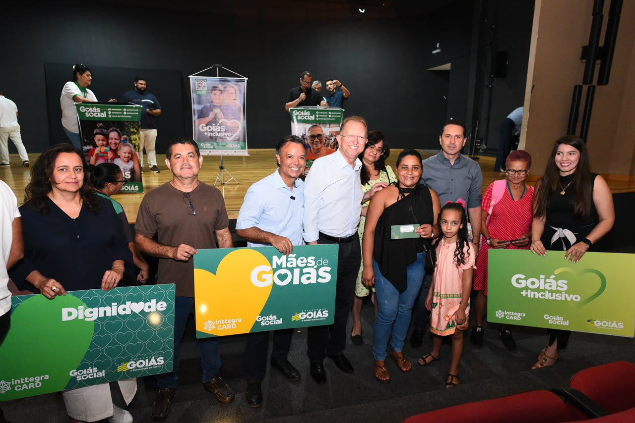 Aparecida de Goiânia realiza entrega de cartões de programas sociais