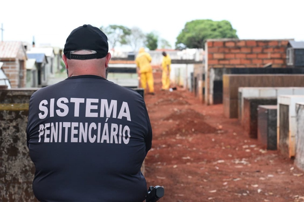 Aparecida de Goiânia realiza força-tarefa de limpeza no Cemitério Jardim da Esperança
