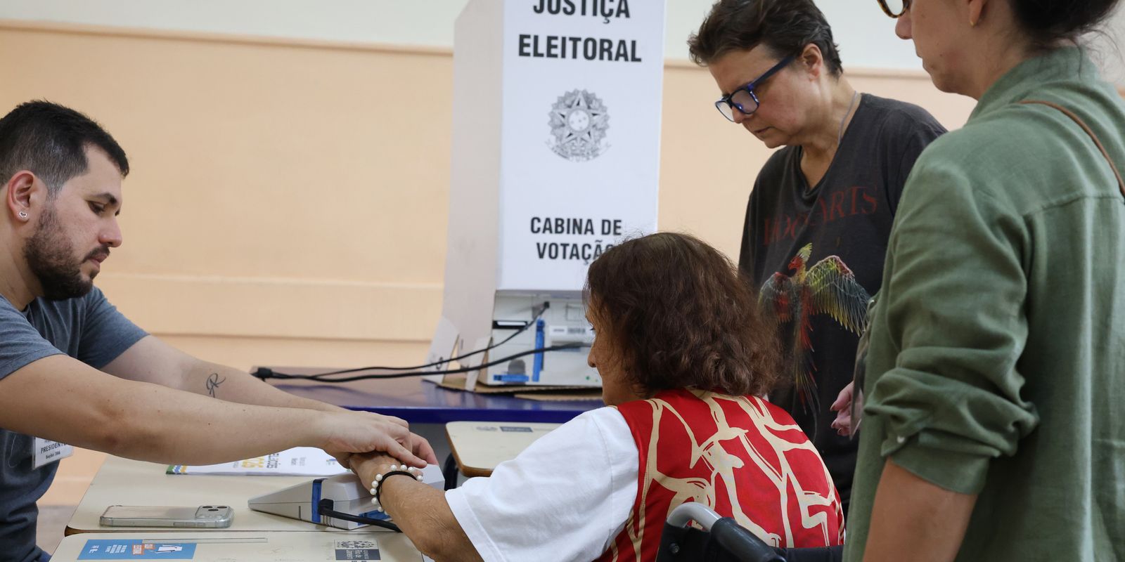Aumento de eleitores com 70 anos ou mais marca primeiro turno das eleições de 2026