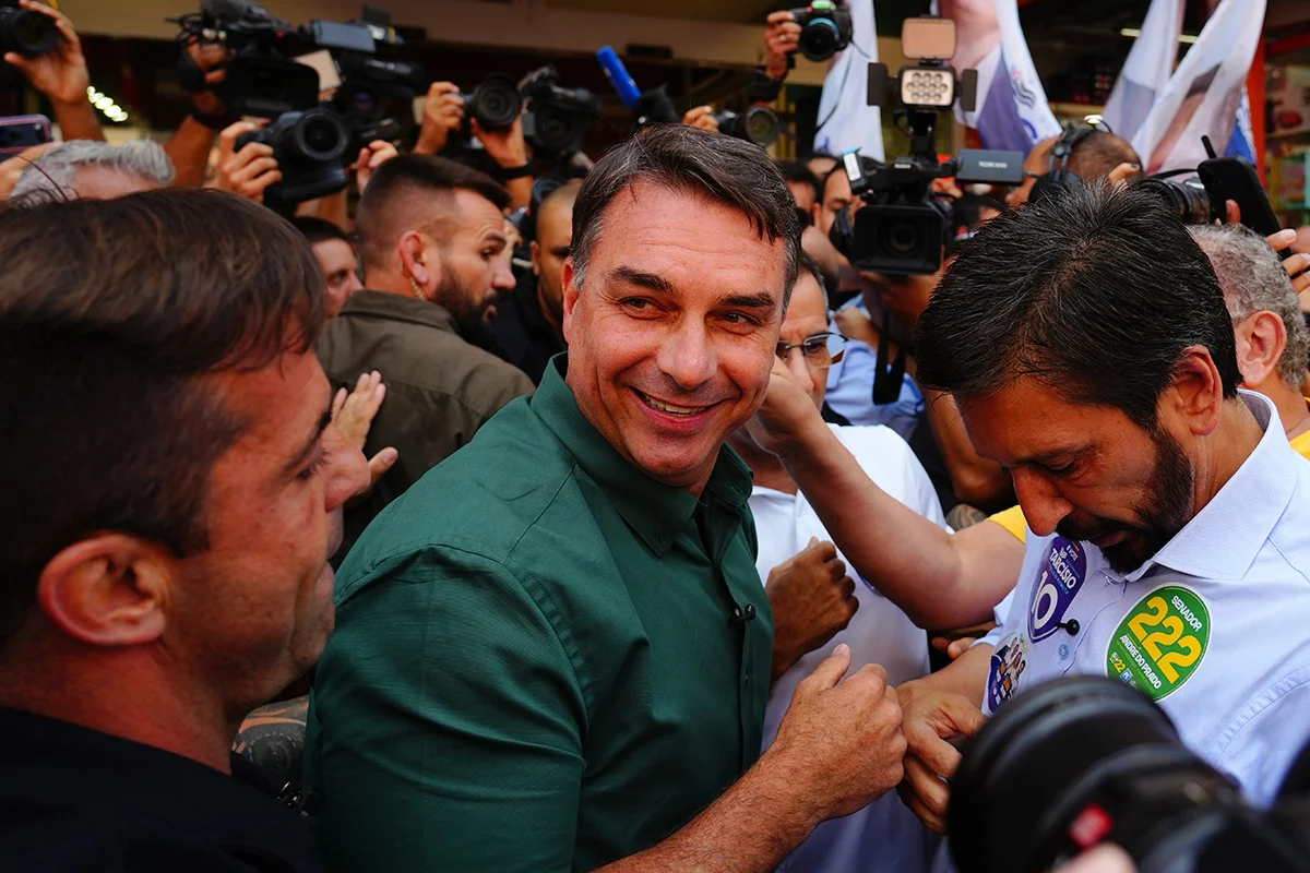 Centrão demonstra confiança na vitória de Flávio Bolsonaro e formaliza apoio