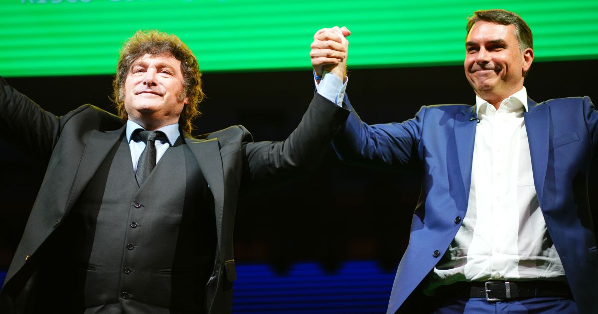 Deputados argentinos chegam ao Brasil para apoiar Flávio Bolsonaro no segundo turno