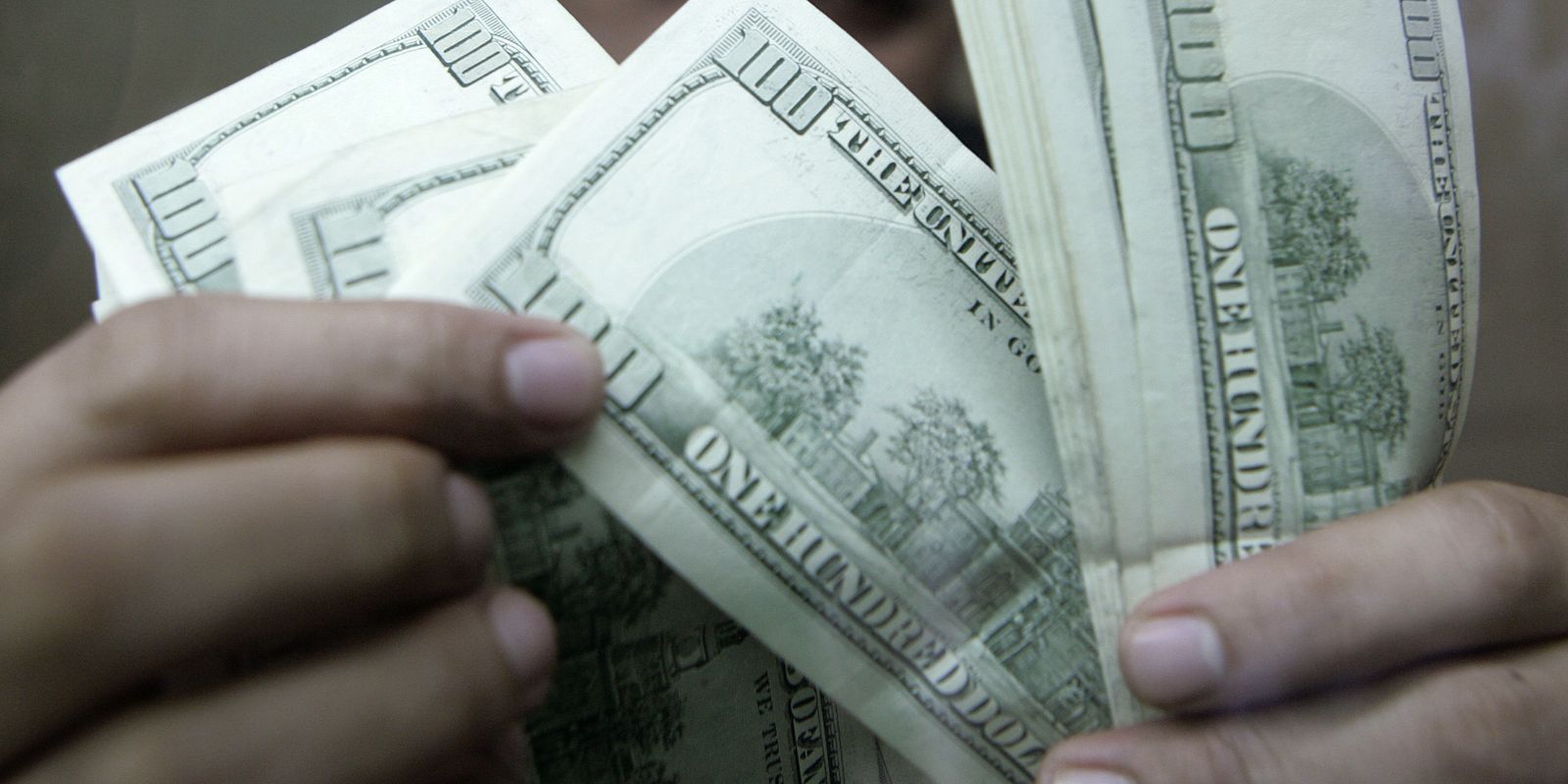 Dólar encerra a R$ 4,98 e registra queda de 4,44% na semana