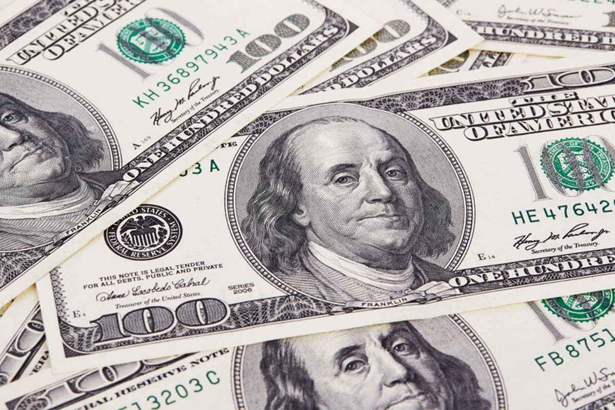 Dólar inicia o dia em queda com foco nas eleições e preços do petróleo
