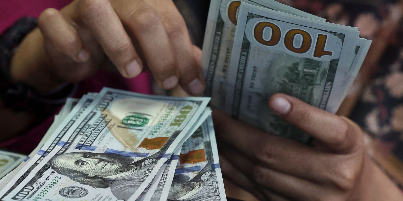 Dólar tem queda de quase 1% e Ibovespa recua após reeleição de Lula