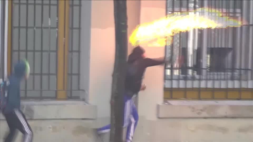 Estudantes albaneses realizam protestos violentos em Tirana