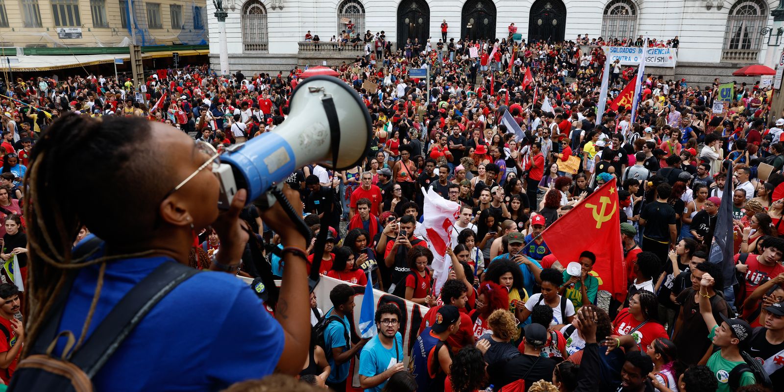 Estudantes realizam manifestações em apoio a Lula em todo o Brasil