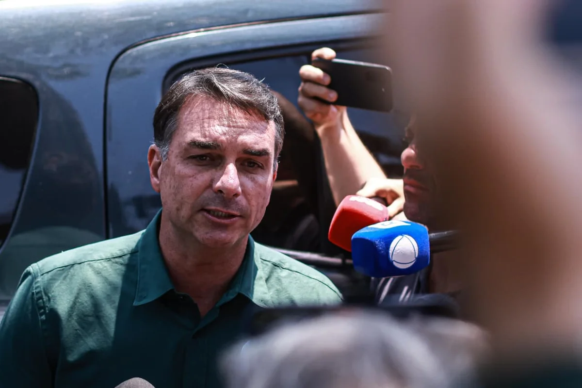 Flávio Bolsonaro apoia fim da jornada 6x1, mas aliados buscam mudanças nas regras