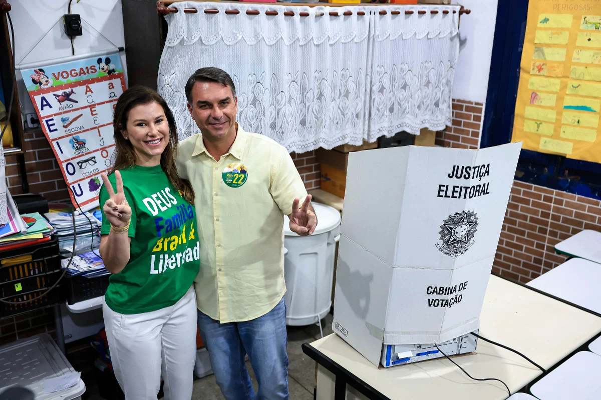 Flávio Bolsonaro busca apoio de aliados e Centrão para o segundo turno