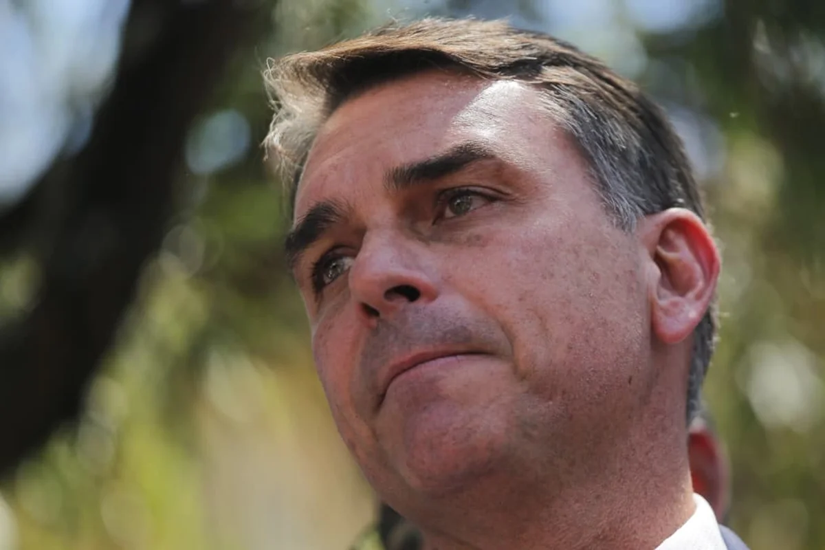 Flávio Bolsonaro comenta suspensão de canal de WhatsApp apoiador de Lula