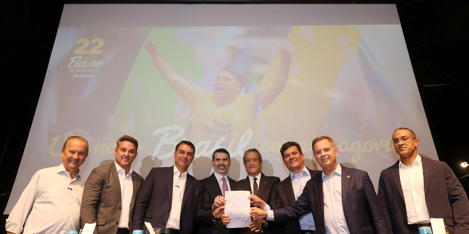 Flávio Bolsonaro conta com apoio de governadores e de Augusto Cury em sua candidatura