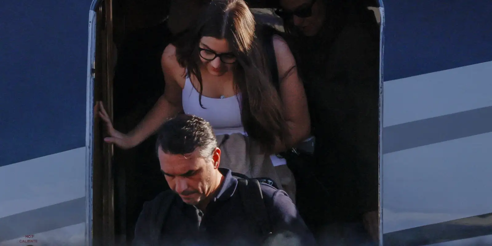 Flávio Bolsonaro e família desembarcam em Miami após viagem do Equador