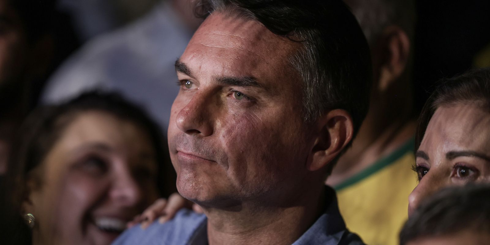 Flávio Bolsonaro é sabatinado e faz declarações polêmicas sobre golpe e propostas