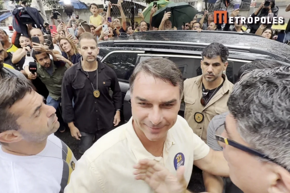 Flávio Bolsonaro ficará sem cargo público pela primeira vez em 24 anos após derrota