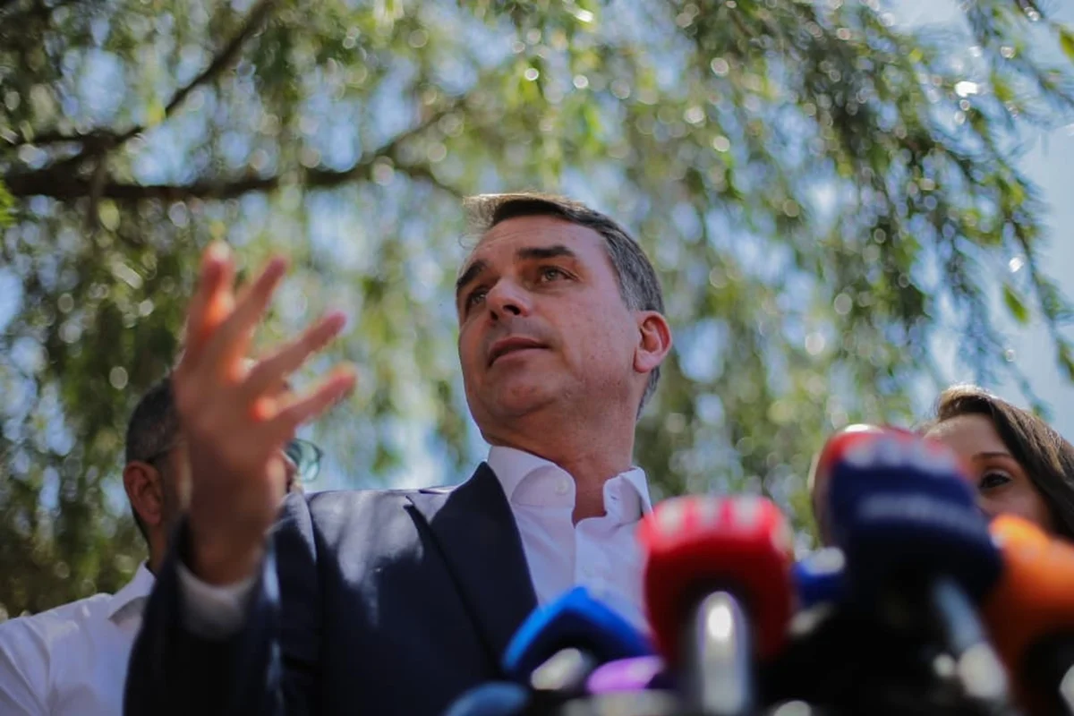 Flávio Bolsonaro intensifica campanha e busca mobilizar aliados antes do segundo turno