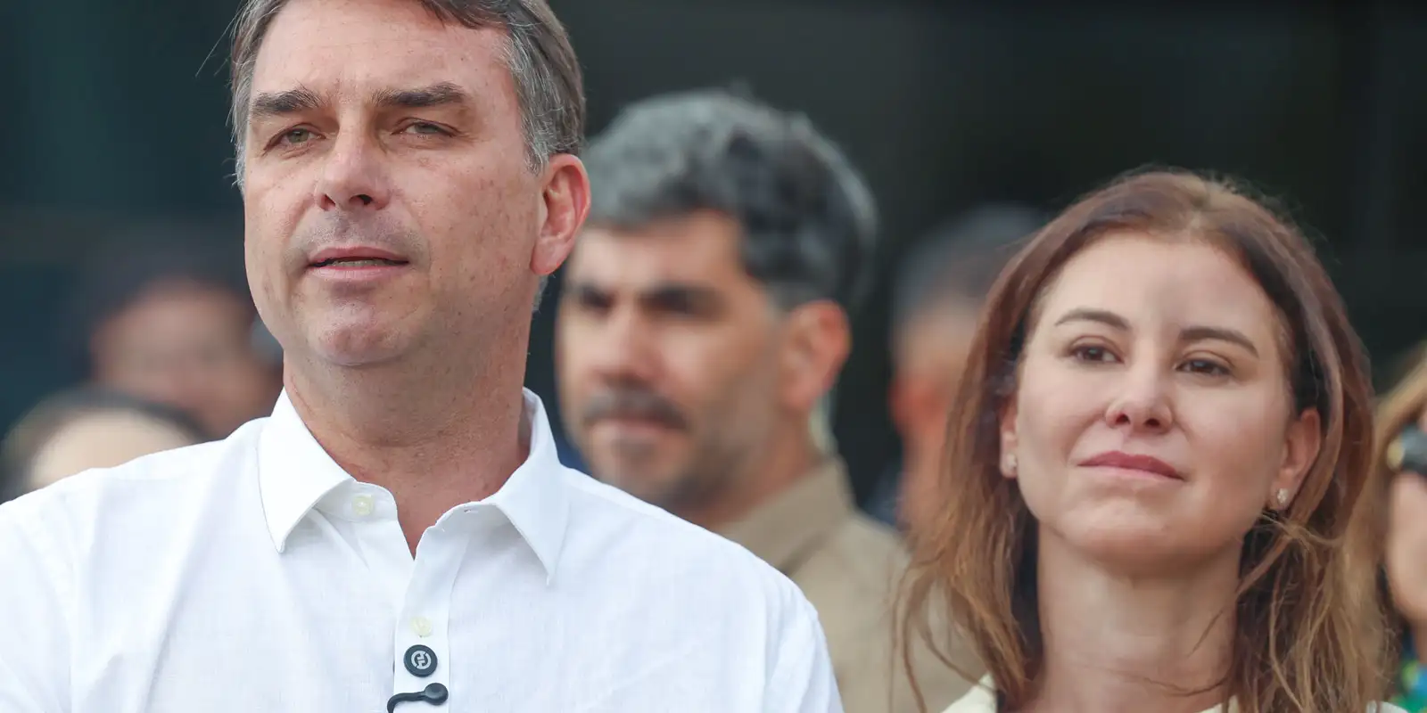 Flávio Bolsonaro participa de missa na Catedral de Brasília e comenta sobre visitas ao pai