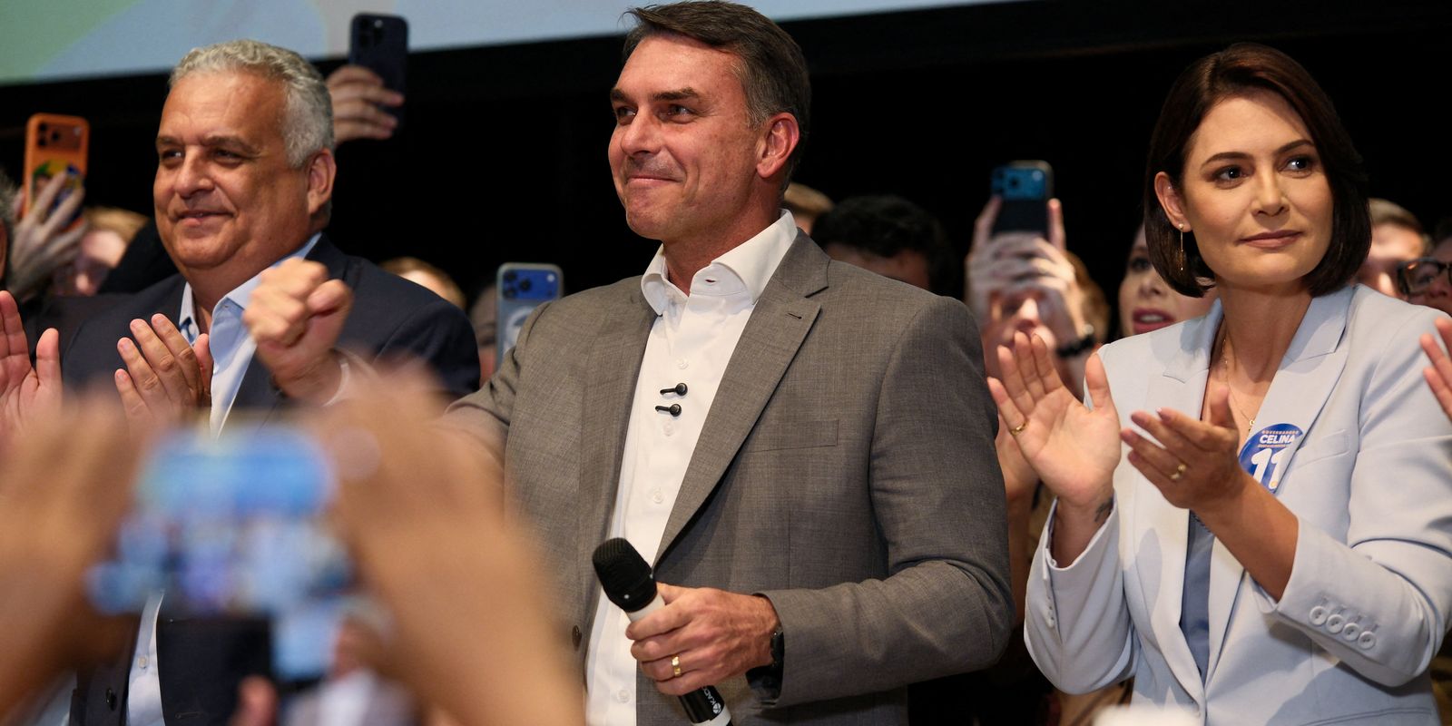 Flávio Bolsonaro recebe apoio de partidos e defende mudanças na Constituição