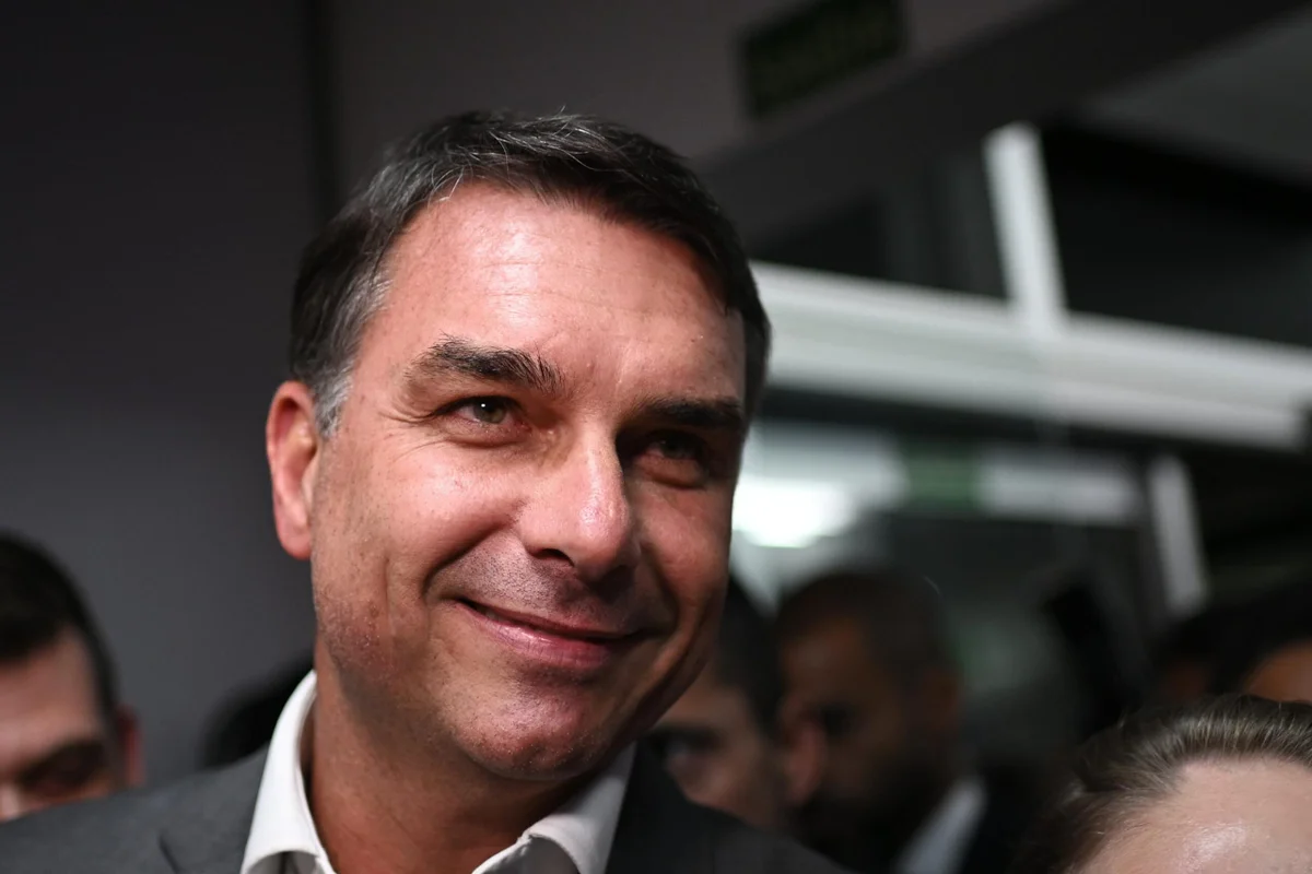 Flávio Bolsonaro visita Jair Bolsonaro após fim de restrição de 90 dias