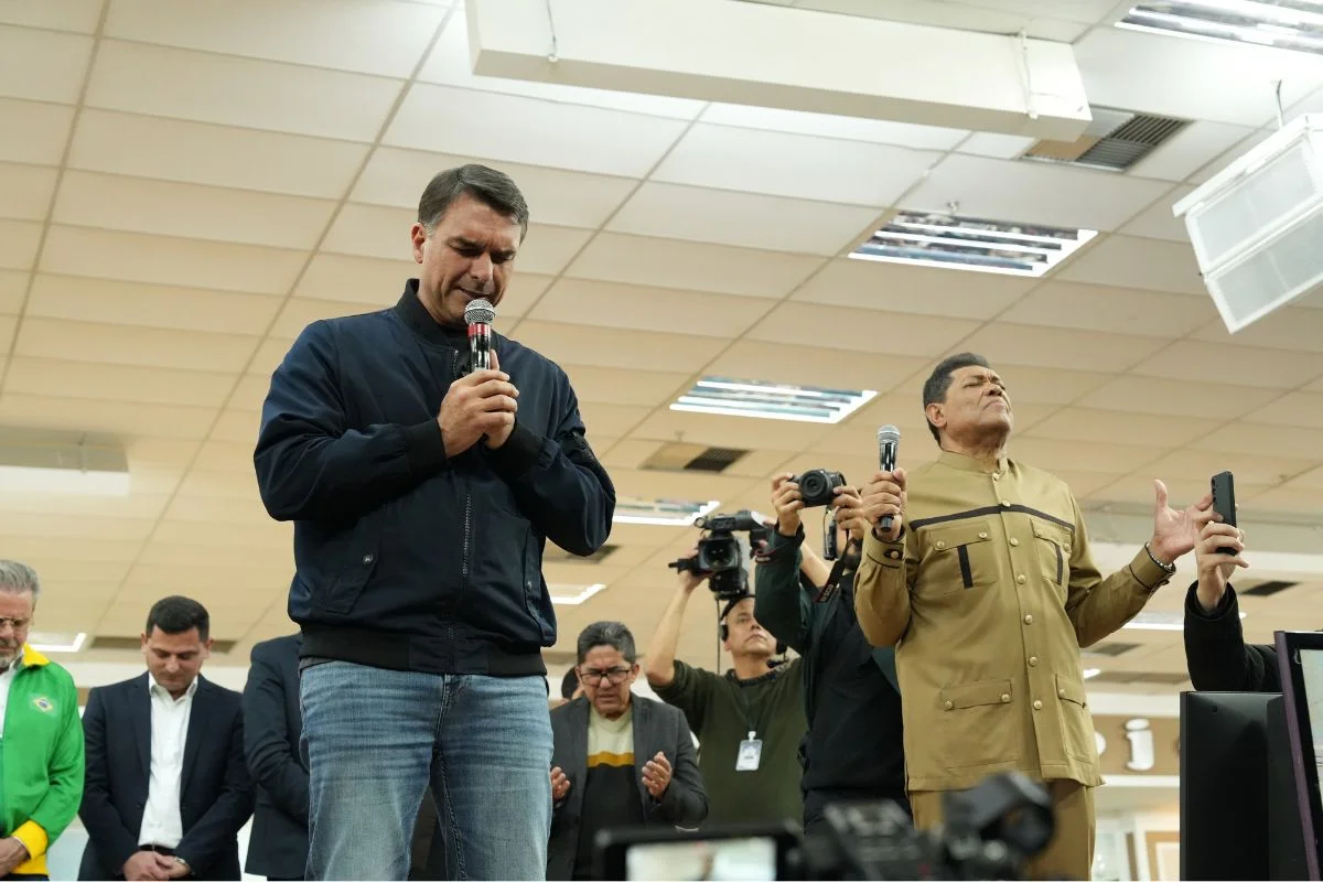 Frente evangélica critica Flávio Bolsonaro e apoia Lula nas eleições