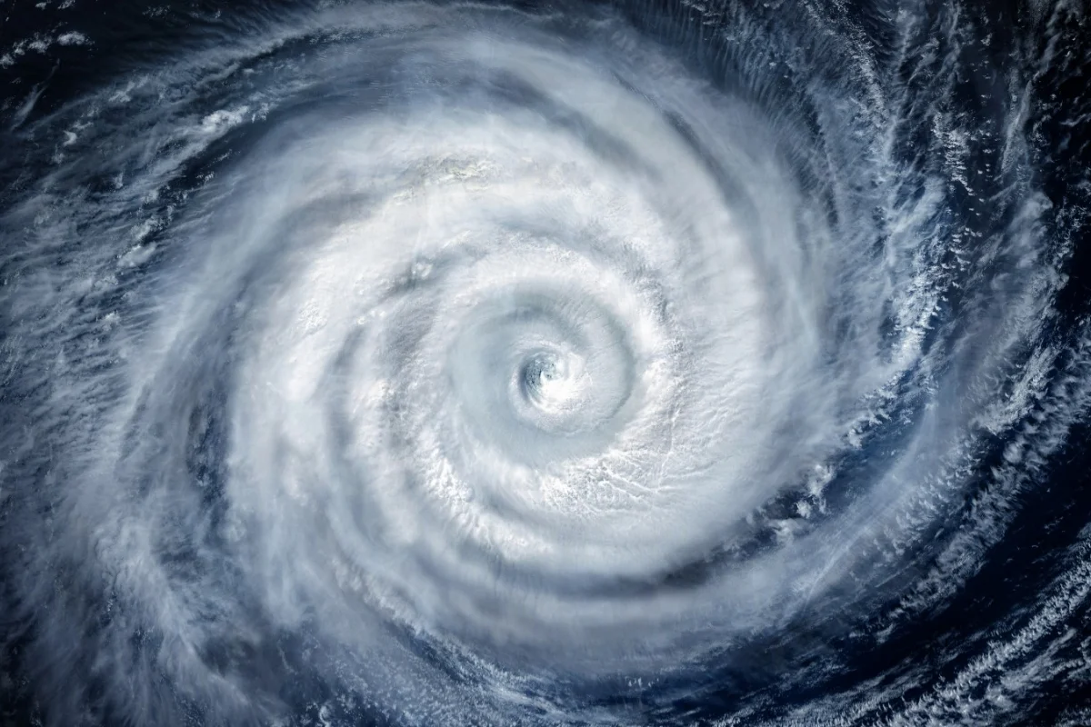 Inmet emite alerta para tempestades em três regiões e monitora possível ciclone no Sul