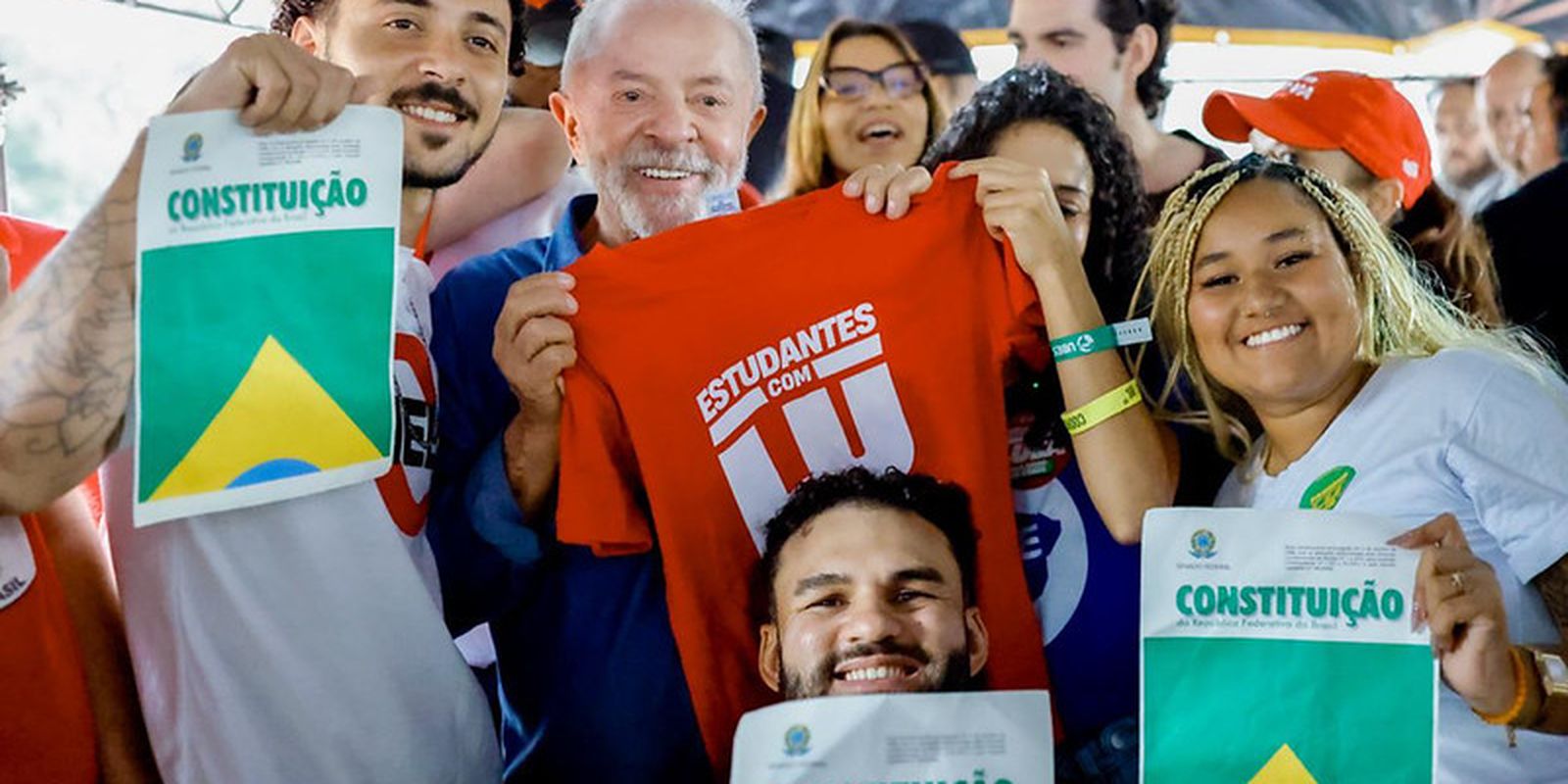 Lula anuncia programa de incentivo financeiro para estudantes universitários em campanha