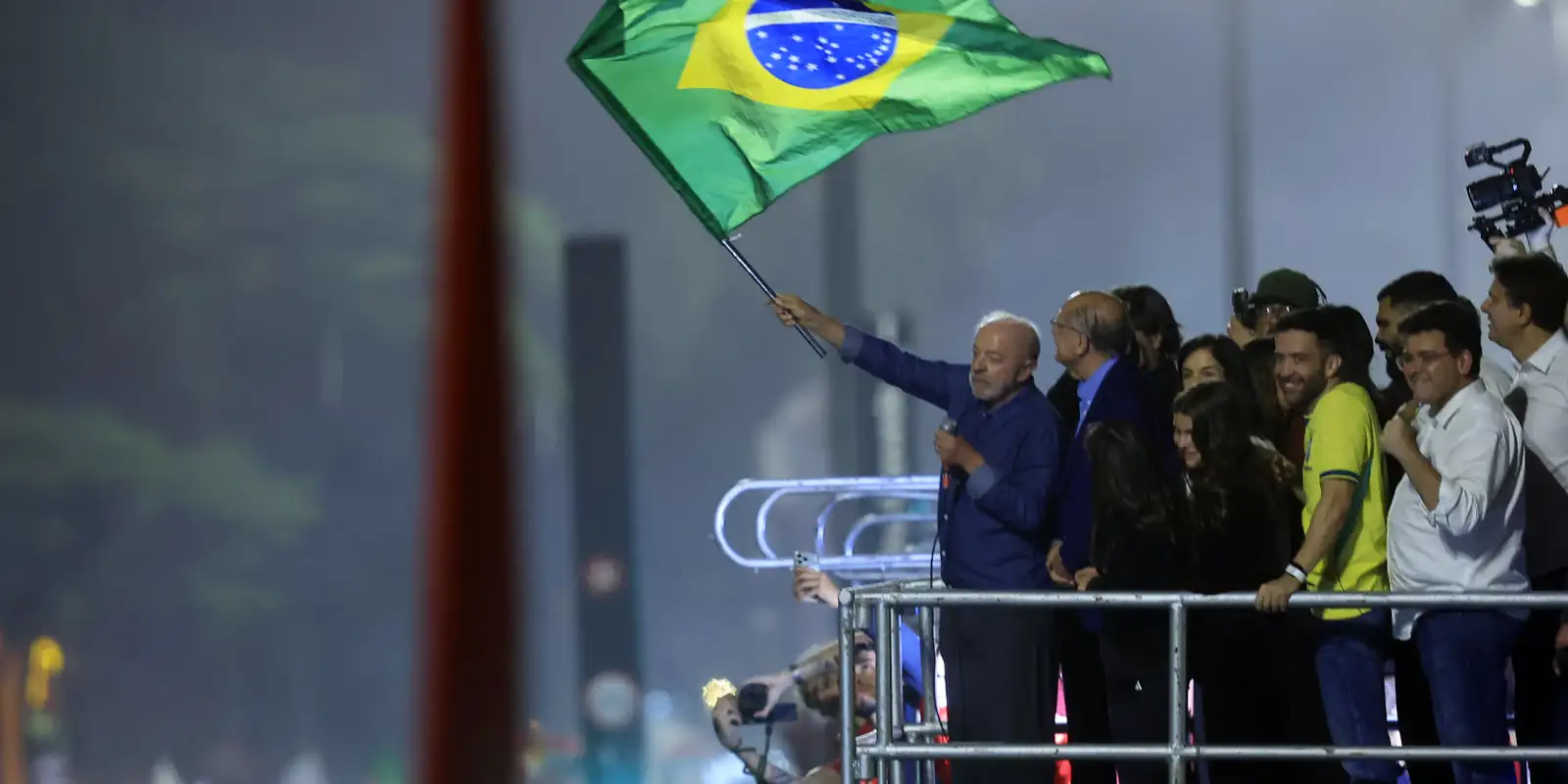 Lula celebra vitória e convoca público a cantar Hino da Independência