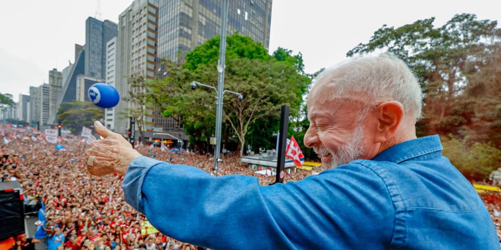 Manifestação em São Paulo apoia reeleição de Lula com grande participação popular