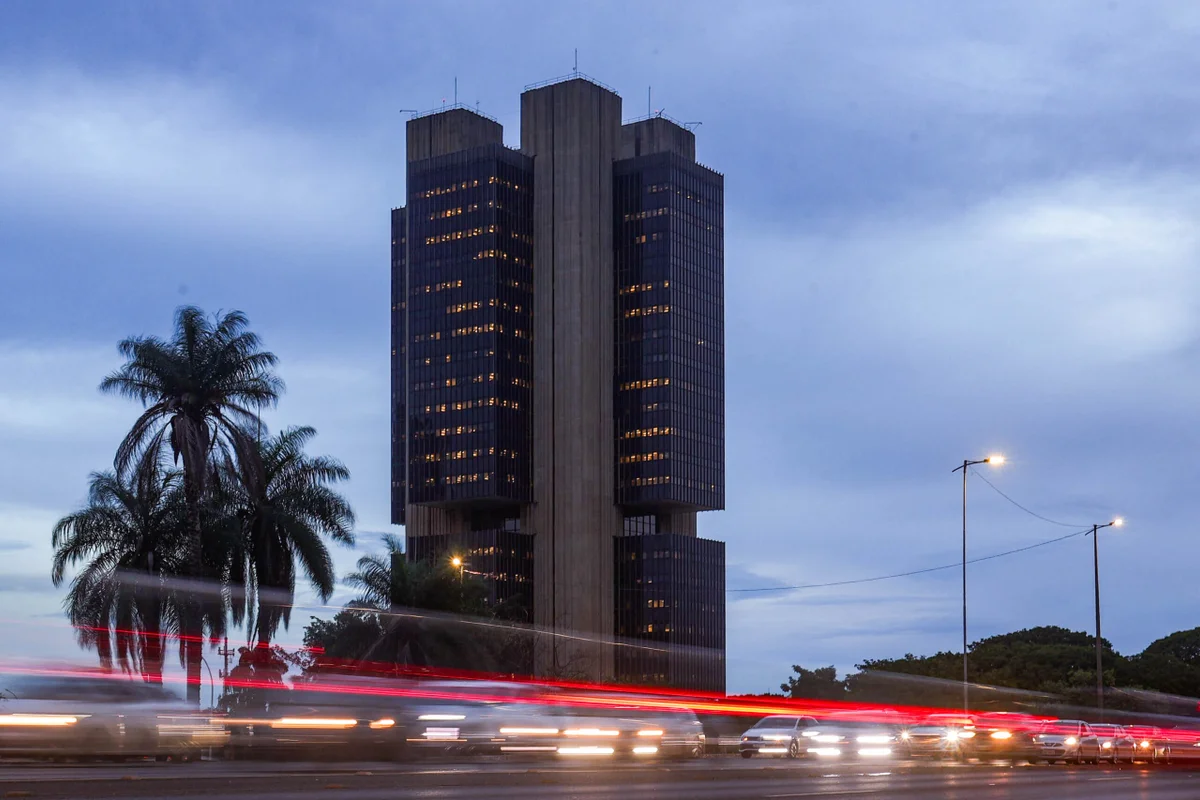 Mercado financeiro reduz previsão da Selic, mas eleva expectativa de inflação