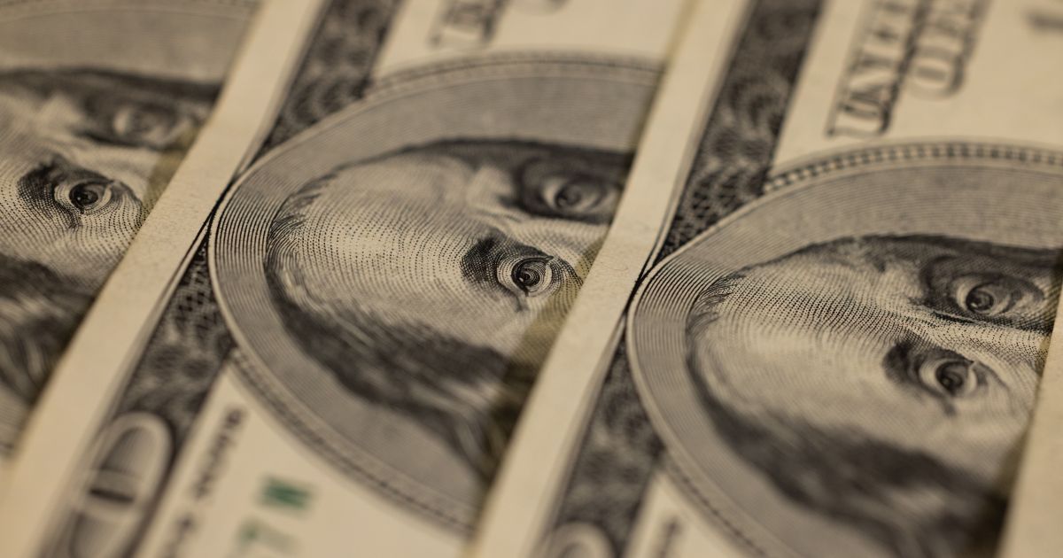 Mercados globais enfrentam pressão com aumento de rendimentos de títulos e ações em queda